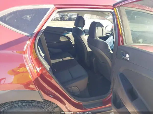 KM8J2CA47JU765665 2018 HYUNDAI TUCSON - Image 8