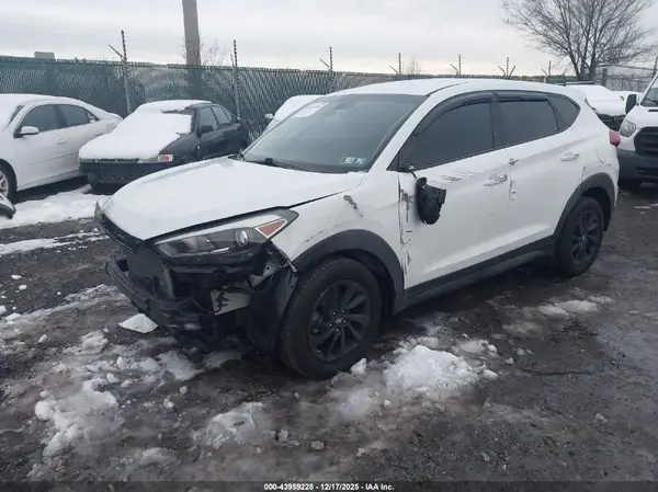 KM8J2CA48JU660231 2018 HYUNDAI TUCSON - Image 2