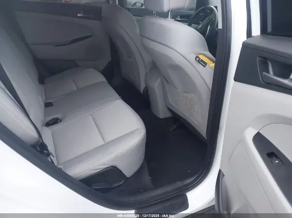 KM8J2CA48JU660231 2018 HYUNDAI TUCSON - Image 8