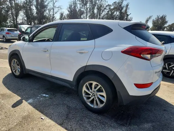 KM8J2CA48JU700484 2018 HYUNDAI TUCSON - Image 2