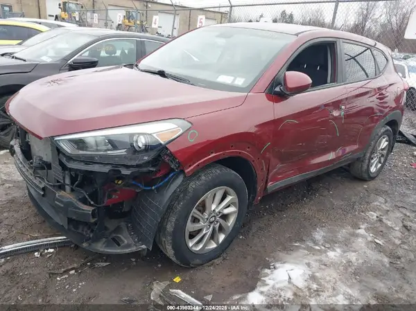 KM8J2CA48JU765464 2018 HYUNDAI TUCSON - Image 2