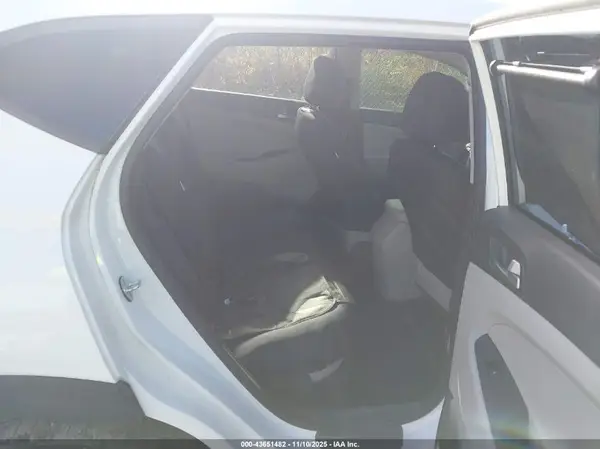 KM8J2CA48JU776657 2018 HYUNDAI TUCSON - Image 8