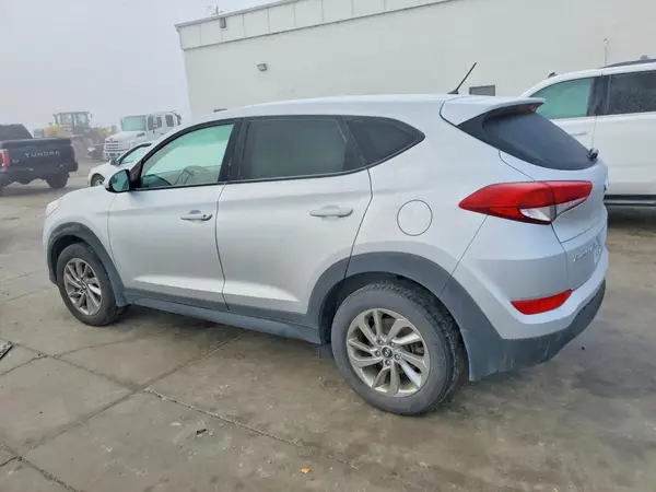 KM8J2CA48JU778909 2018 HYUNDAI TUCSON - Image 2