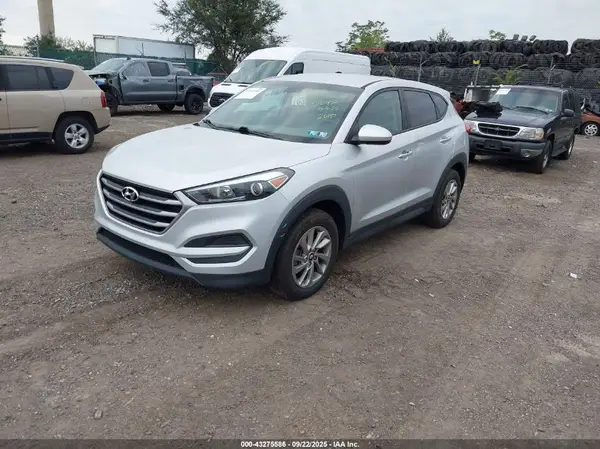 KM8J2CA48JU818227 2018 HYUNDAI TUCSON - Image 2