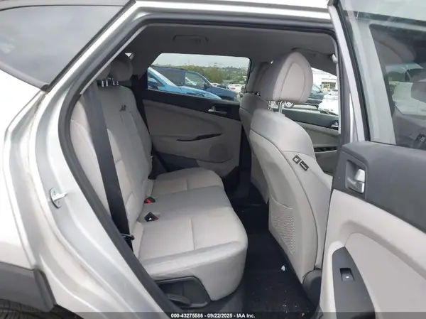 KM8J2CA48JU818227 2018 HYUNDAI TUCSON - Image 8