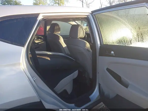 KM8J2CA49JU627223 2018 HYUNDAI TUCSON - Image 8