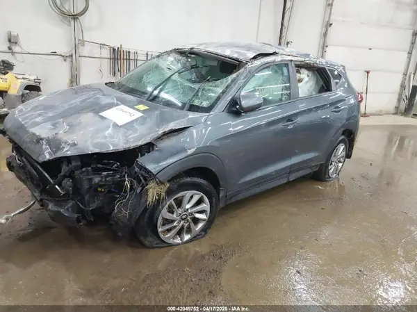 KM8J2CA49JU645981 2018 HYUNDAI TUCSON - Image 2