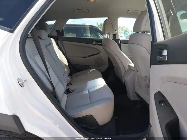 KM8J2CA49JU700333 2018 HYUNDAI TUCSON - Image 8