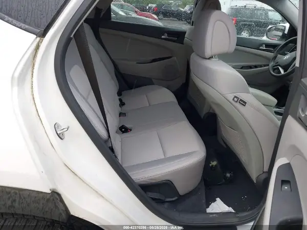KM8J2CA49JU710375 2018 HYUNDAI TUCSON - Image 8