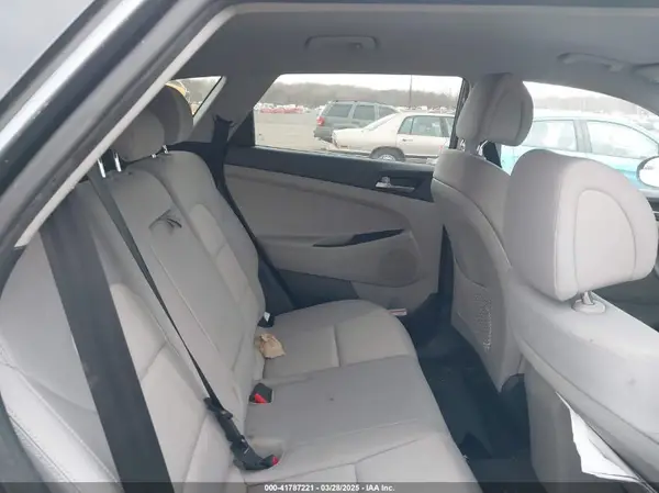 KM8J2CA49JU756403 2018 HYUNDAI TUCSON - Image 8