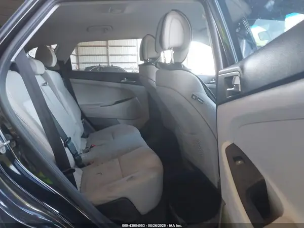 KM8J2CA49JU787943 2018 HYUNDAI TUCSON - Image 8