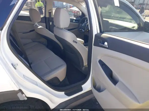 KM8J2CA49LU175440 2020 HYUNDAI TUCSON - Image 8