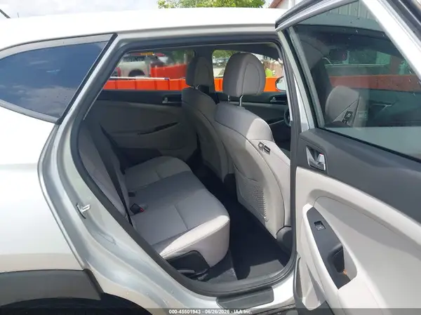 KM8J2CA4XJU655869 2018 HYUNDAI TUCSON - Image 8