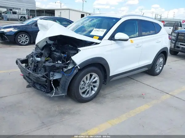 KM8J33A20HU310033 2017 HYUNDAI TUCSON - Image 2