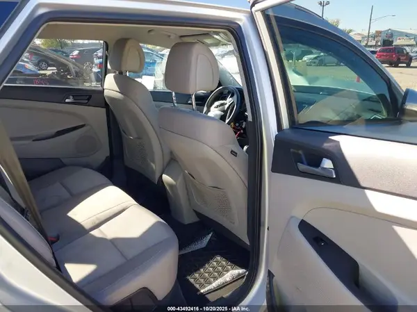 KM8J33A21GU165180 2016 HYUNDAI TUCSON - Image 8