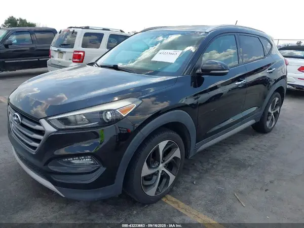 KM8J33A21HU275678 2017 HYUNDAI TUCSON - Image 2