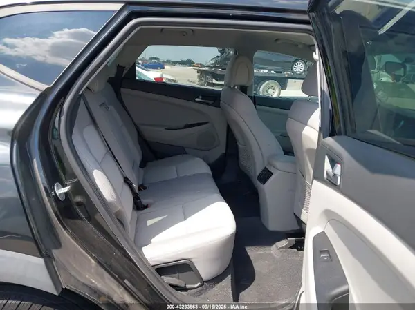 KM8J33A21HU275678 2017 HYUNDAI TUCSON - Image 8