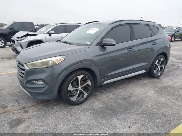 KM8J33A21HU560817 2017 HYUNDAI TUCSON - Image 2