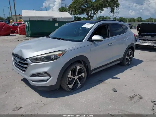 KM8J33A21HU575334 2017 HYUNDAI TUCSON - Image 2
