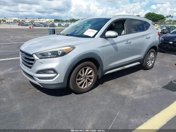 KM8J33A22HU388765 2017 HYUNDAI TUCSON - Image 2