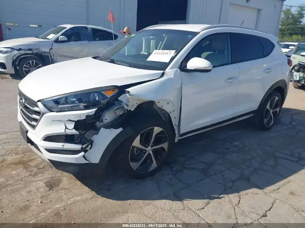 KM8J33A22HU506975 2017 HYUNDAI TUCSON - Image 2
