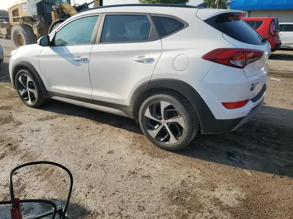 KM8J33A22JU772969 2018 HYUNDAI TUCSON - Image 2