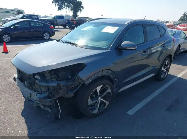 KM8J33A23HU429579 2017 HYUNDAI TUCSON - Image 2