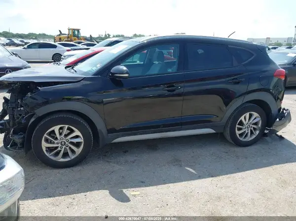 KM8J33A23HU462677 2017 HYUNDAI TUCSON - Image 2
