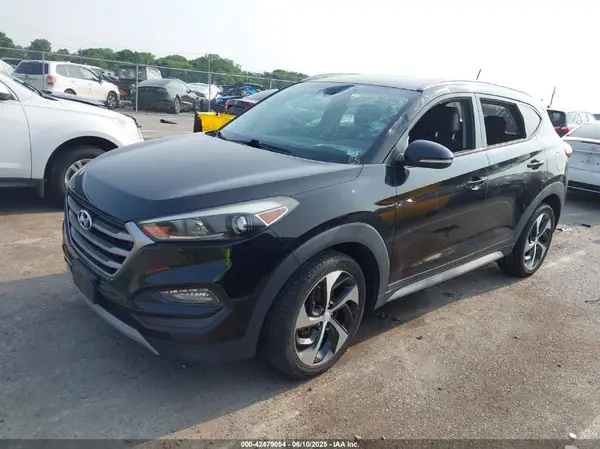 KM8J33A23HU502921 2017 HYUNDAI TUCSON - Image 2