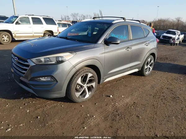 KM8J33A23HU588389 2017 HYUNDAI TUCSON - Image 2