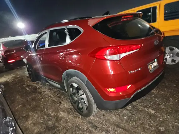 KM8J33A23JU794656 2018 HYUNDAI TUCSON - Image 2