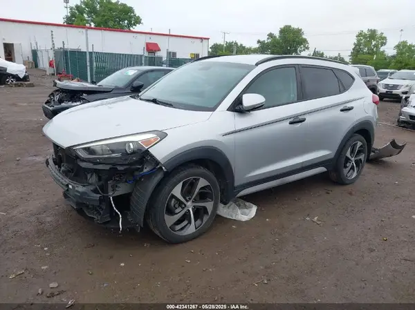 KM8J33A24HU364225 2017 HYUNDAI TUCSON - Image 2