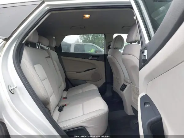 KM8J33A24HU364225 2017 HYUNDAI TUCSON - Image 8