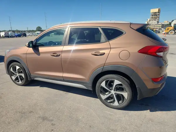 KM8J33A24HU379596 2017 HYUNDAI TUCSON - Image 2