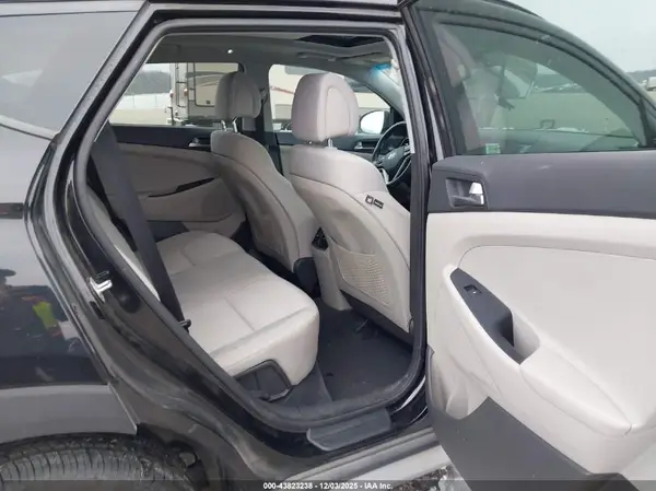 KM8J33A24HU553991 2017 HYUNDAI TUCSON - Image 8
