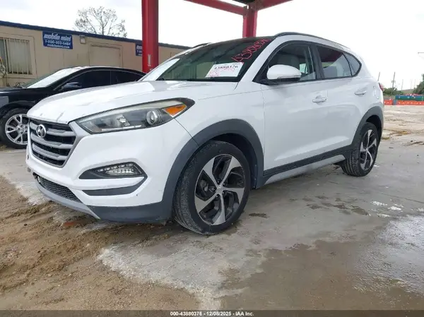 KM8J33A24HU559581 2017 HYUNDAI TUCSON - Image 2