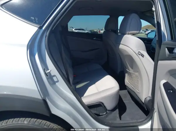 KM8J33A25HU291866 2017 HYUNDAI TUCSON - Image 8