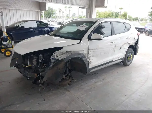 KM8J33A25HU461806 2017 HYUNDAI TUCSON - Image 2