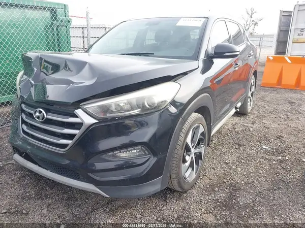 KM8J33A25HU583081 2017 HYUNDAI TUCSON - Image 2