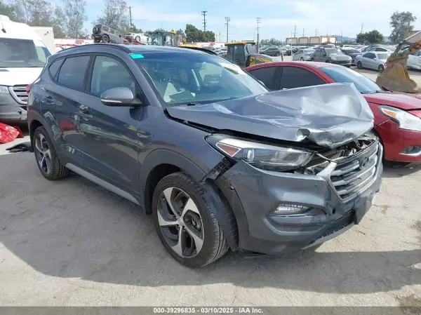 KM8J33A25JU670162 2018 HYUNDAI TUCSON - Image 1