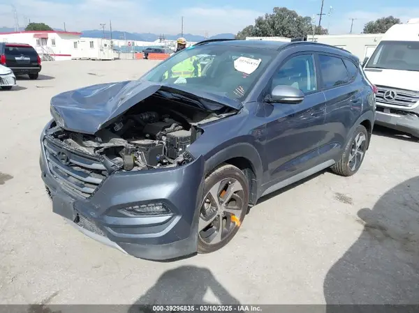 KM8J33A25JU670162 2018 HYUNDAI TUCSON - Image 2