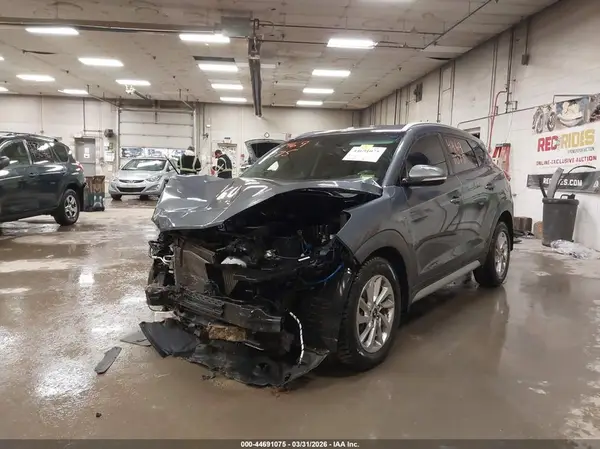 KM8J33A26HU393421 2017 HYUNDAI TUCSON - Image 2