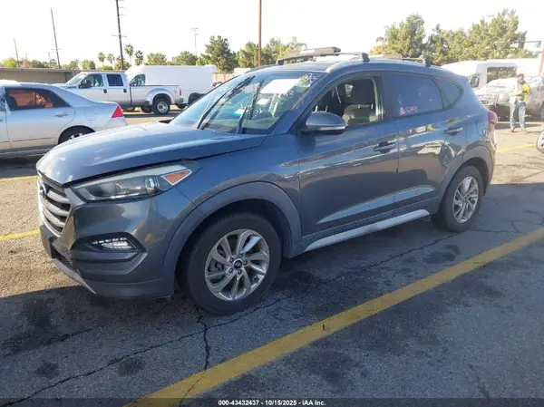 KM8J33A26HU429883 2017 HYUNDAI TUCSON - Image 2