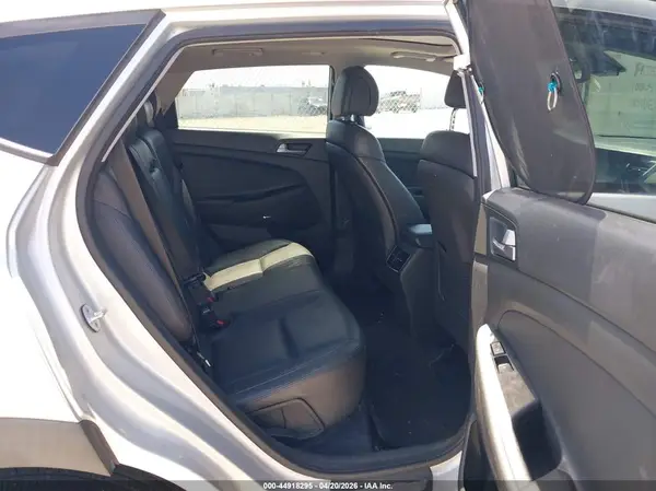 KM8J33A26HU518031 2017 HYUNDAI TUCSON - Image 8