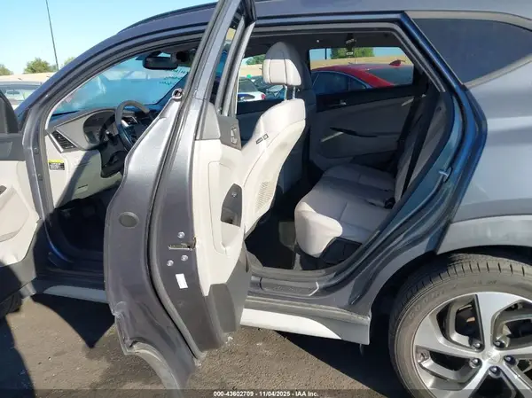 KM8J33A26HU562840 2017 HYUNDAI TUCSON - Image 8