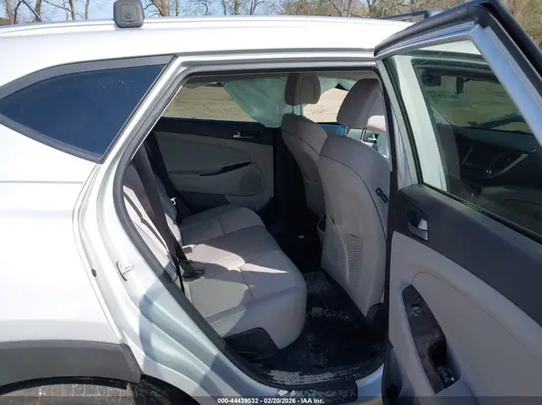 KM8J33A26HU585972 2017 HYUNDAI TUCSON - Image 8
