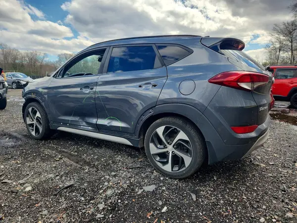 KM8J33A26JU685866 2018 HYUNDAI TUCSON - Image 2
