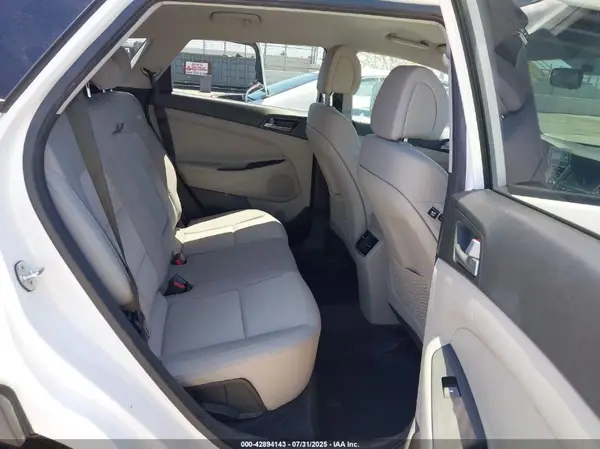 KM8J33A27HU333115 2017 HYUNDAI TUCSON - Image 8