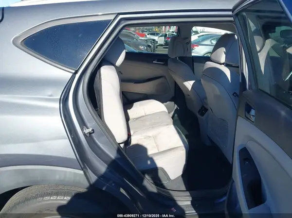 KM8J33A27HU361951 2017 HYUNDAI TUCSON - Image 8