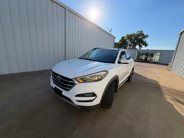 KM8J33A27HU569070 2017 HYUNDAI TUCSON - Image 2